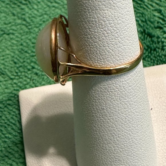 Simple yet elegant 14k mabe pearl ring 16.8mm. Size 5.75 - Picture 2 of 5